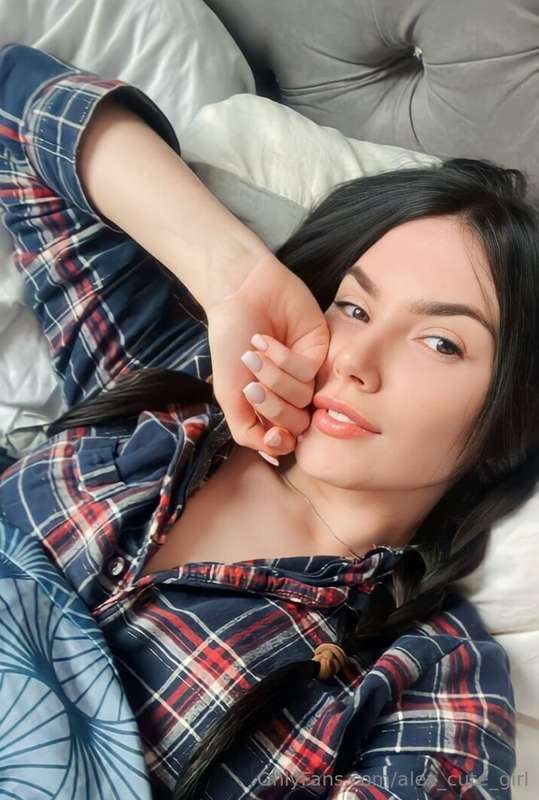 🫦Hot brunette @goldenna loves videocall 🍌💦  🍭Custom photos a..