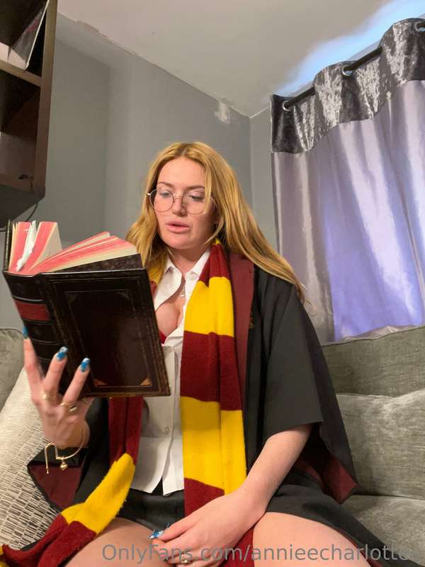 ## Hermione Granger tackles a tentacle… in her pussies! 🧙‍♀️.. 4