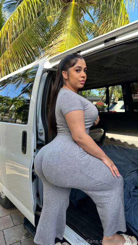 NEW FANBUS EXCLUSIVE!!! We me this baddie @taithefivefooter ..