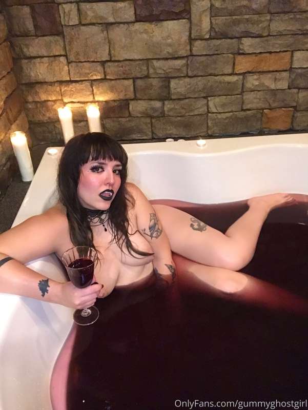 Your Countess is waiting for you to join in on this bl00d ba.. 5