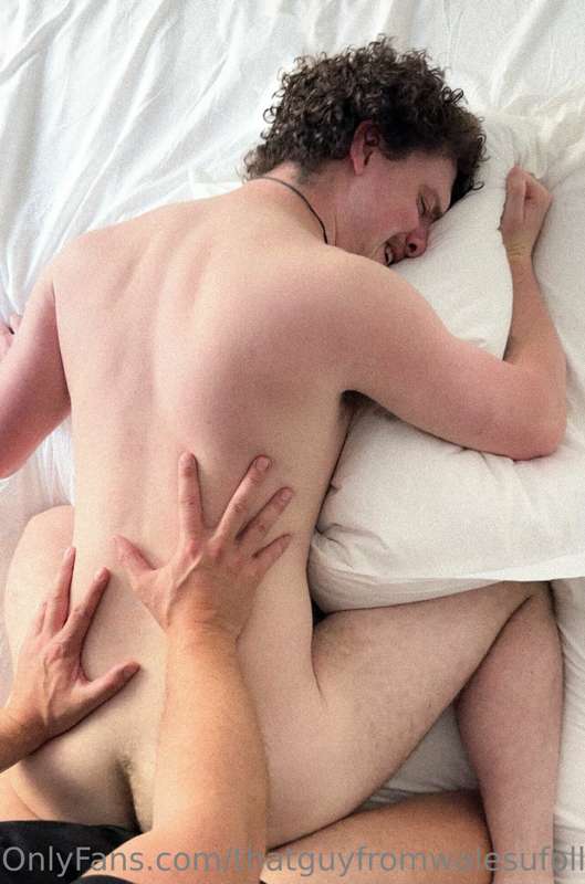 Getting my hairy jock hole bred raw by @londoncuckold 😈 whil..