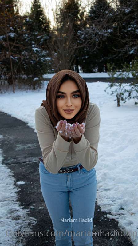 Can you tell I was freezing in this photo shoot? 🥶