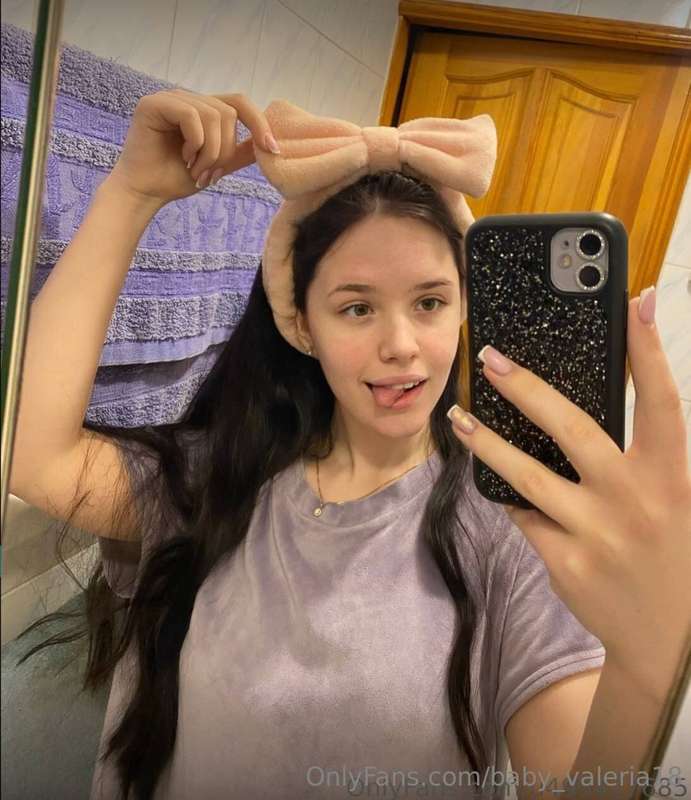 This bitch @pearl_emily is so bored, she needs your dick rig..