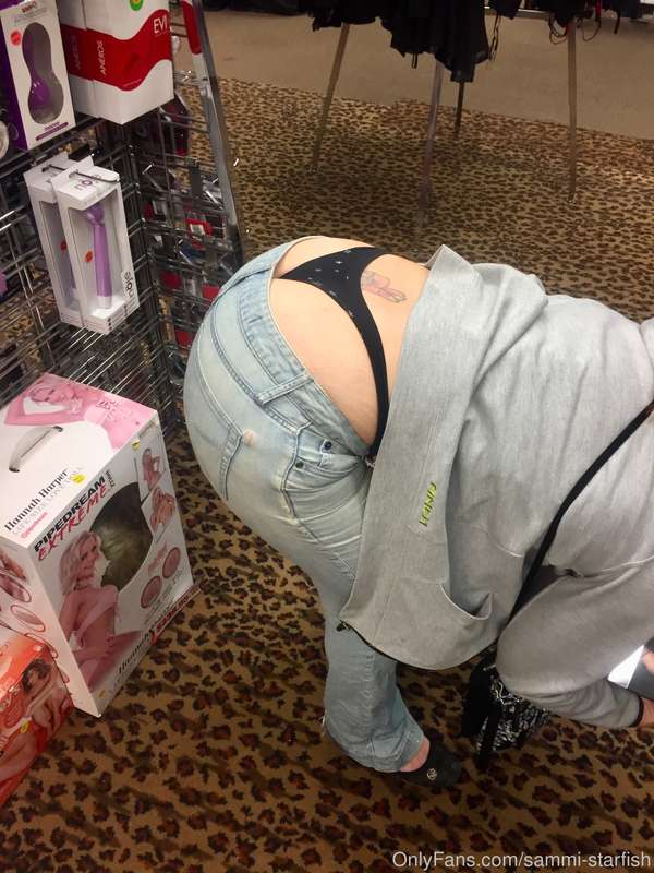 Whaletail in a porn store... a winning combination 🤣😘 1