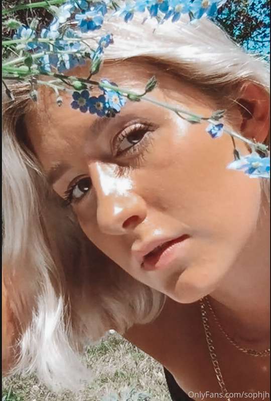 Guys my friend shot me over FaceTime, what do you think?? 📸 6