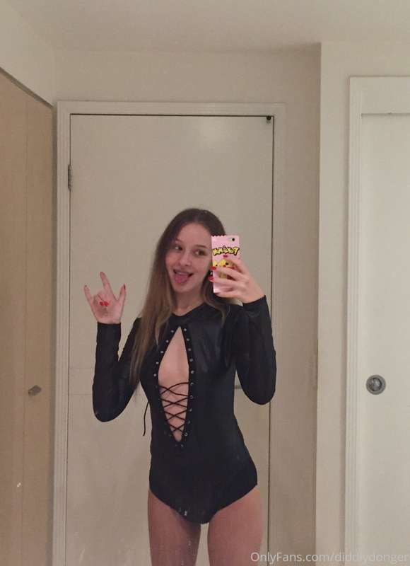 Holy heck diddly dom vibes
This fuex leather outfit is fucki..