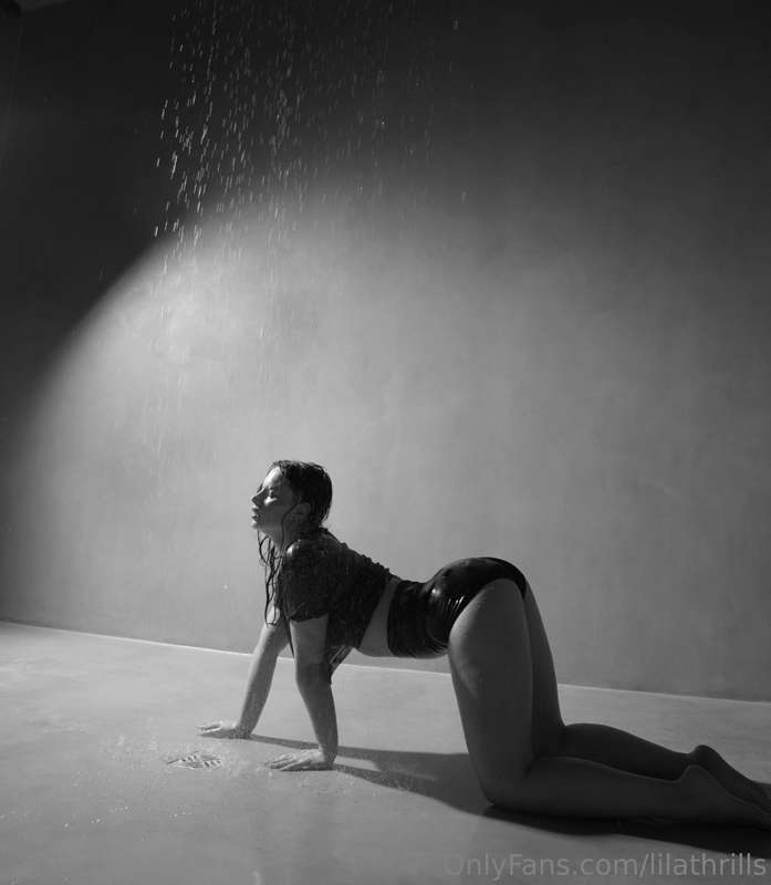 The camera catches every drop, every movement... I love this..