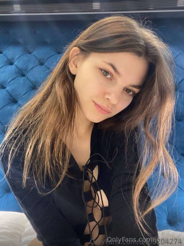 NATURAL CUTE @arishy😍😍😍SHE WILL WRAP HER JUICY LIPS AROUND Y..