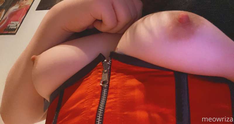 some corset booba :3
