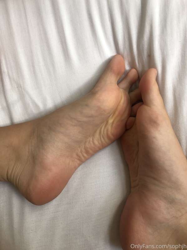 Who likes my little feet? 🦶 1