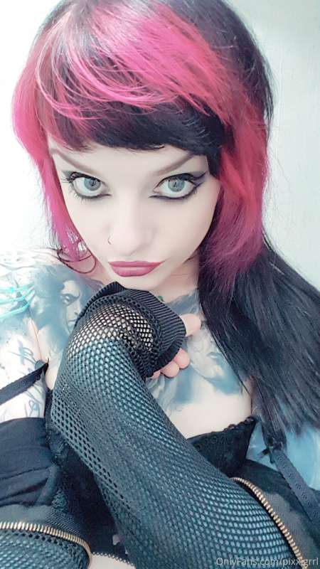 Forever day dreaming about cock in my mouth 😜🖤