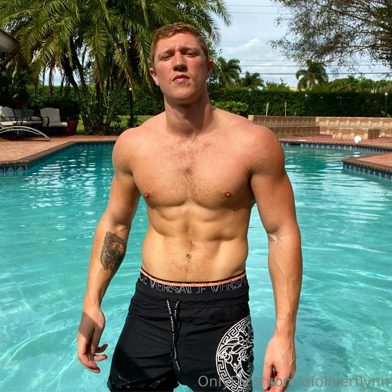 let's get naughty by the pool 🥵