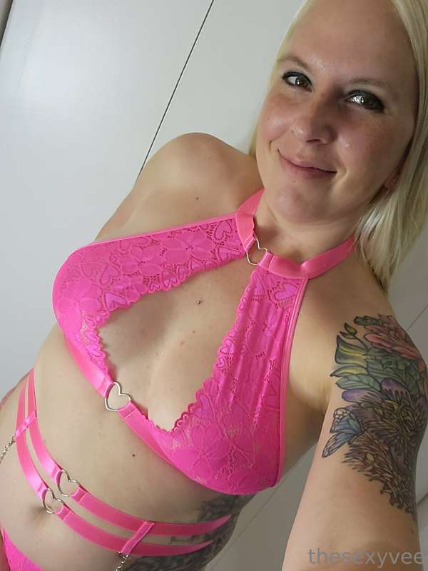 **Let me help you cure your case of the Monday's!** 💖 3