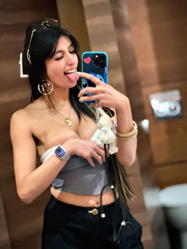 Am I cute? 1000 likes and I’ll flash my tits in the next pos.. 5