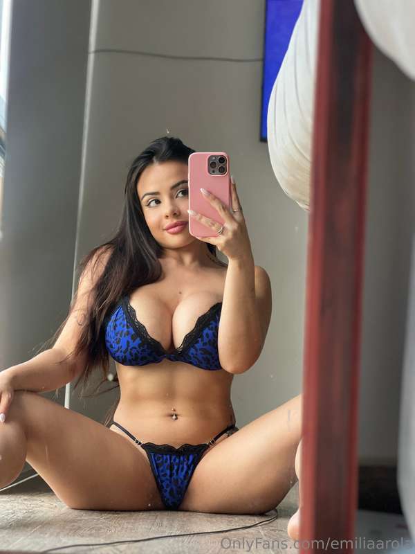 Experience Valeria— a curvy Latina from Puerto Rico now in T..
