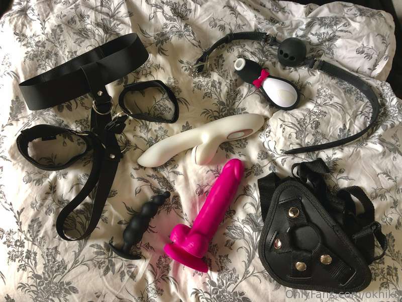 Do you use toys for sex? I'd love to see it, send it to me a..