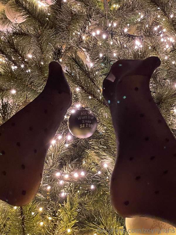 Some nylonfeet under the tree 🎄🥰🤭💭 2