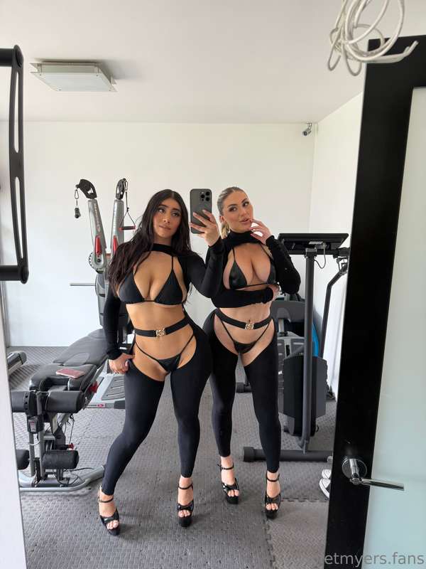 How do you like our workout outfits? 🔥