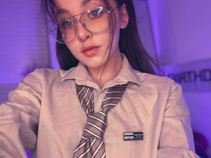 Swipe to see my tits out at The Office 🏢👉🏻