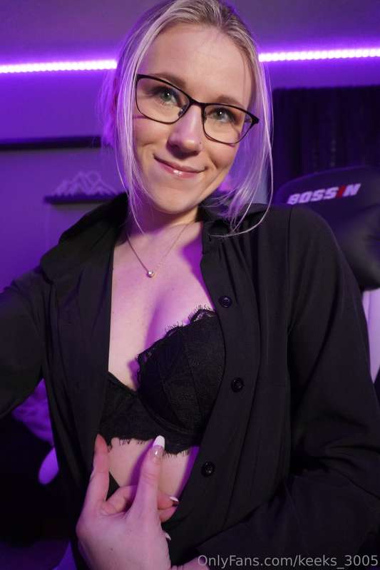 i would like to be your naughty assistant 😍