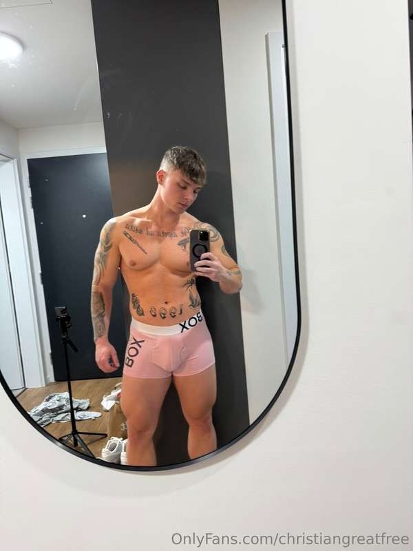 This bulge’s got me feeling extra naughty 😜🔥🍆I love giving e..