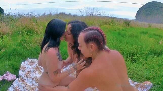 Just 3 sexy gals eating each others pussies 🙂‍↔️😈Cum & see w..