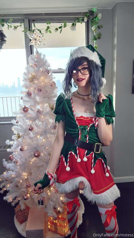 I wish I was a present looking up at your tree ;3 🎄 happy ho.. 17