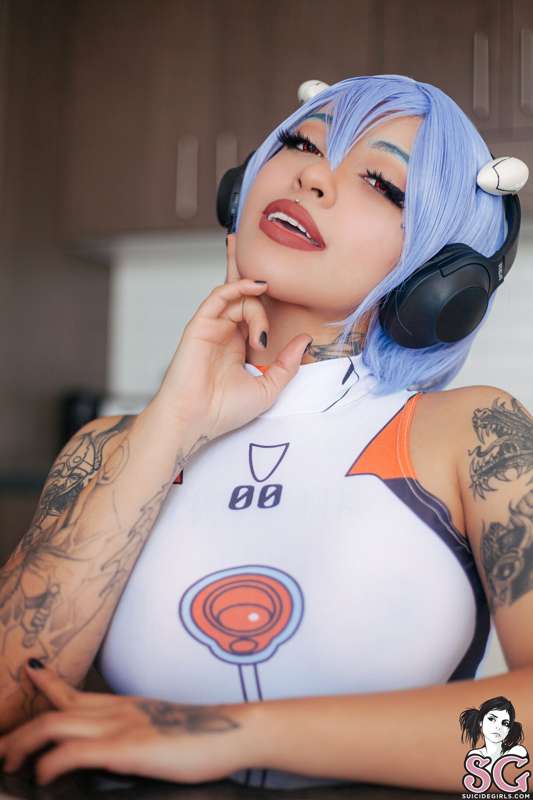 She doesn’t say much, but one look from @succubusmess as Rei.. 18