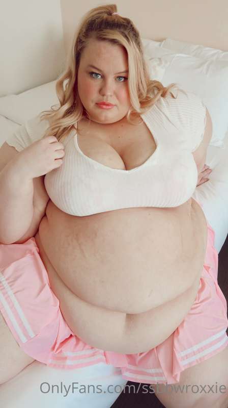 The fat cheerleader of your dreams! 34