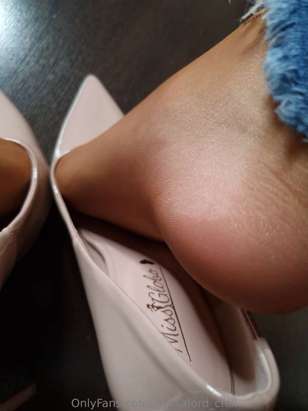 jeans, pantyhose and heels 😍 1