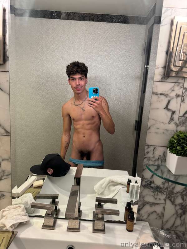Would you ***SNIFF*** my 🎩?