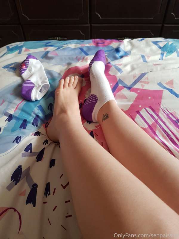 Do you like watching me take off my sports socks? 🙈 I bet yo.. 6