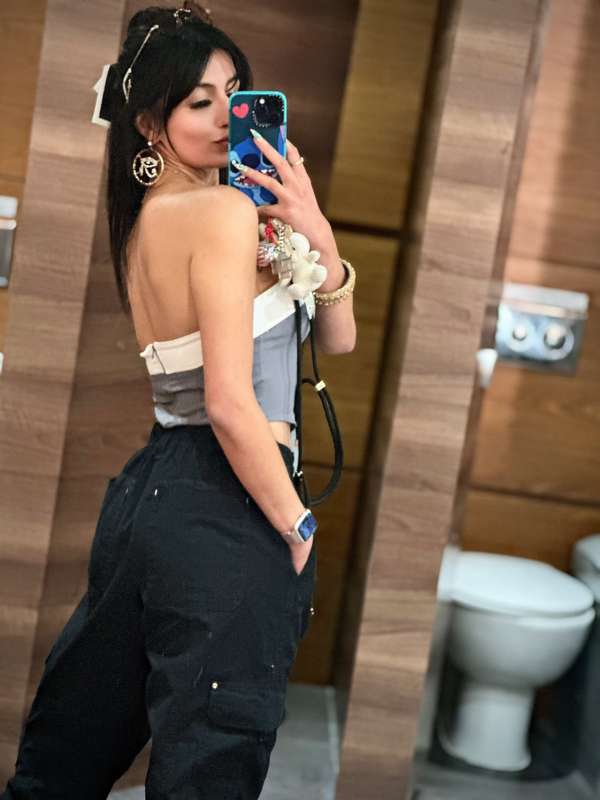 Am I cute? 1000 likes and I’ll flash my tits in the next pos.. 4
