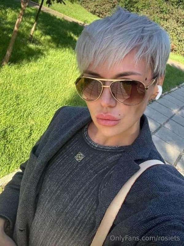 Hi! My friend @karinasnowwhite created her onlyfans today 🥰S..