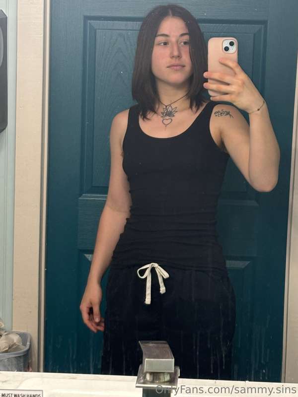 Straightened my hair and I forgot how to act 💅 18