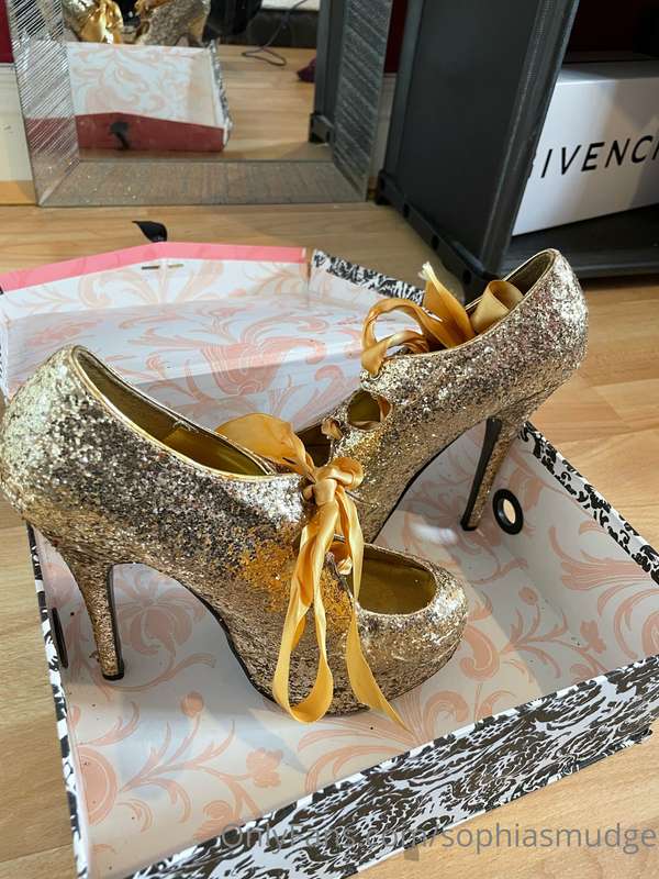 Selling my worn pleasers 😈 who wants to take a sniff of them..