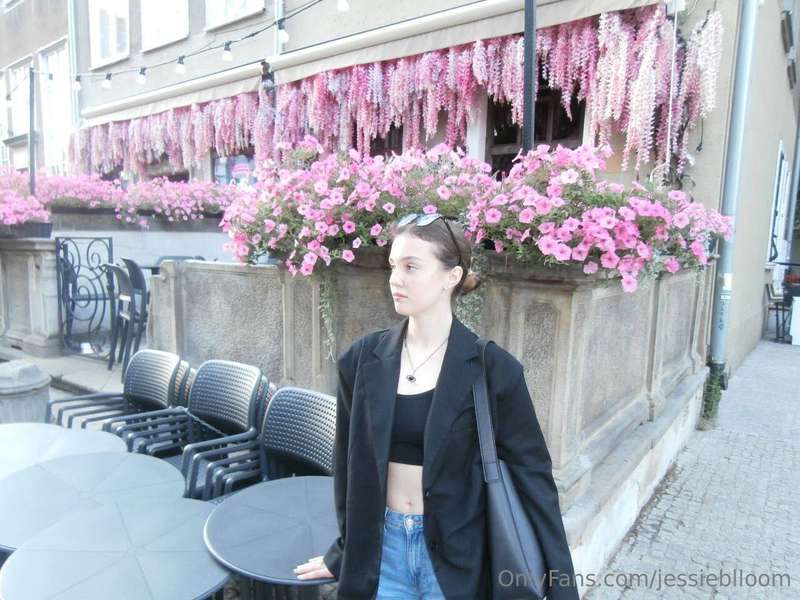 Pink flowers are beautiful 🌸🌸 Well, I'd rather see the passi..