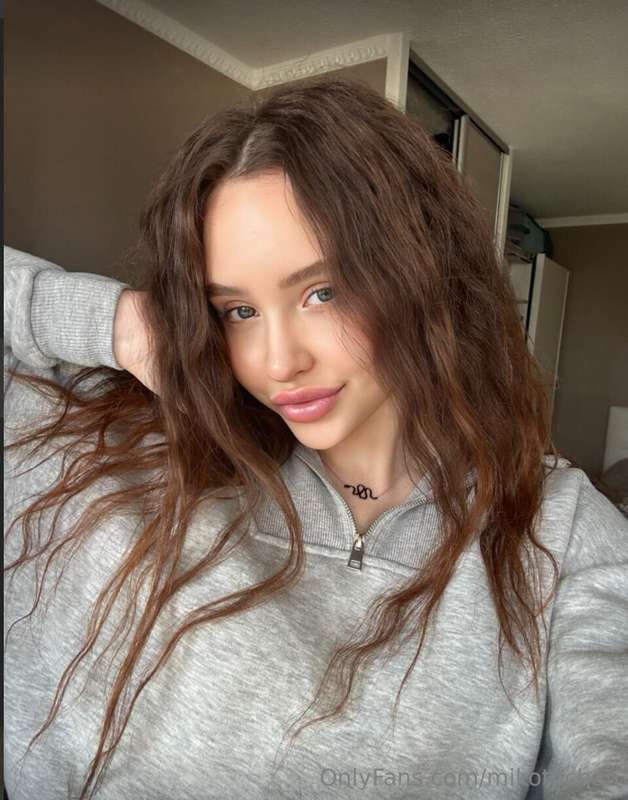 🌸 FREE subscription🌸👉@vi_viola 👈 This charming girl has a ju..
