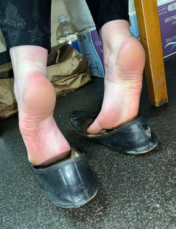 How about some cheeky feet pics at work ? 🤭 6