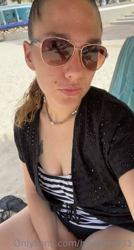 Sitting on the beach in Jamaica 🌴 5