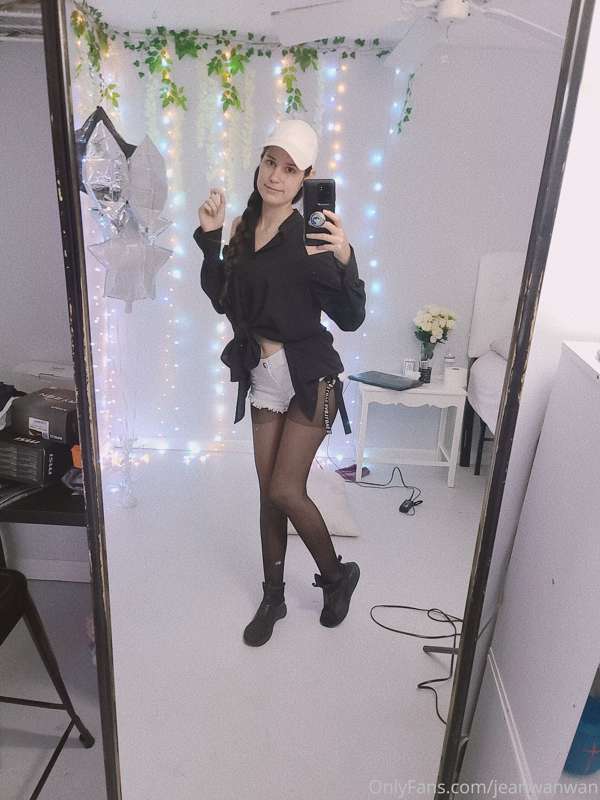 How do you like my pantyhose? I'm such a fan ♡ I love wearin.. 5