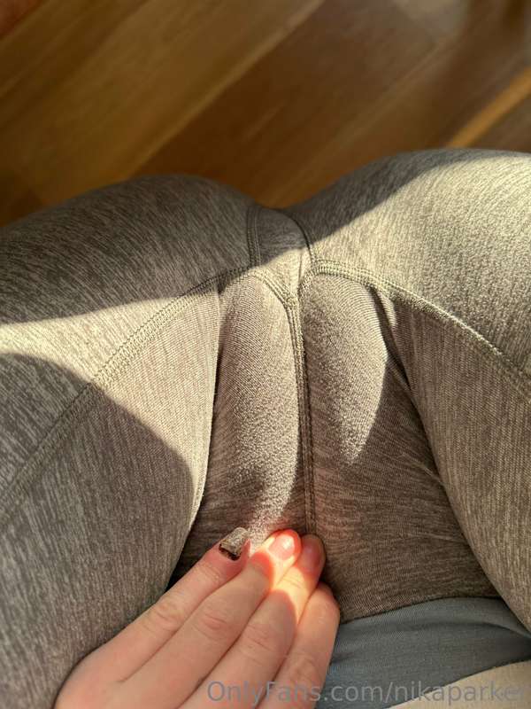 Leggings are a dangerous place for fat pussies (she loves da.. 1