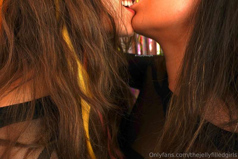 💋 Little kissie break mid photoshoot. Hope you don't mind 🥰🤪