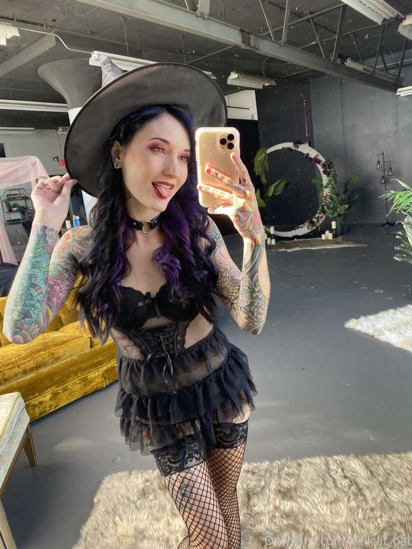 Behind the scenes from today’s witchy pin up shoot 🎃 do you .. 3
