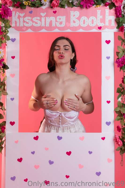 💋Welcome to my kissing booth!💋 Open for operation ;) Step on.. 4