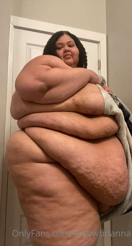 Fresh out of the shower and fat as fuck. Who wants to dry me..