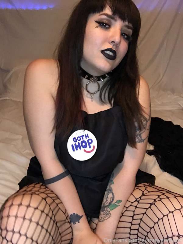Hi, I’ll be your waitress at Goth IHOP 🥞🖤 10