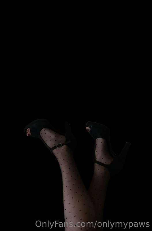 Sexy tights, high heels and red nails. 🦶👠 2