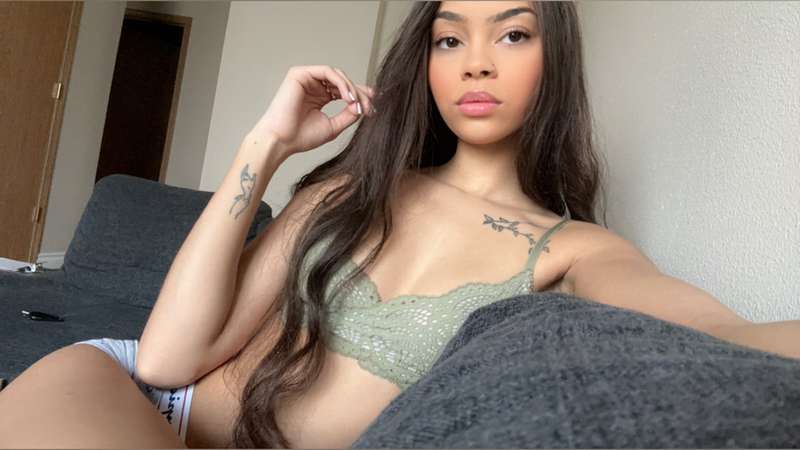 i’ll be live & 9pm pst/ 12am est 🤤 can’t wait to cum for you..