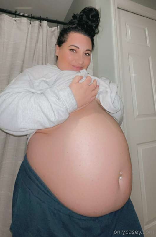So excited for a stream tonight and to grow this belly! 🐖🩷 2
